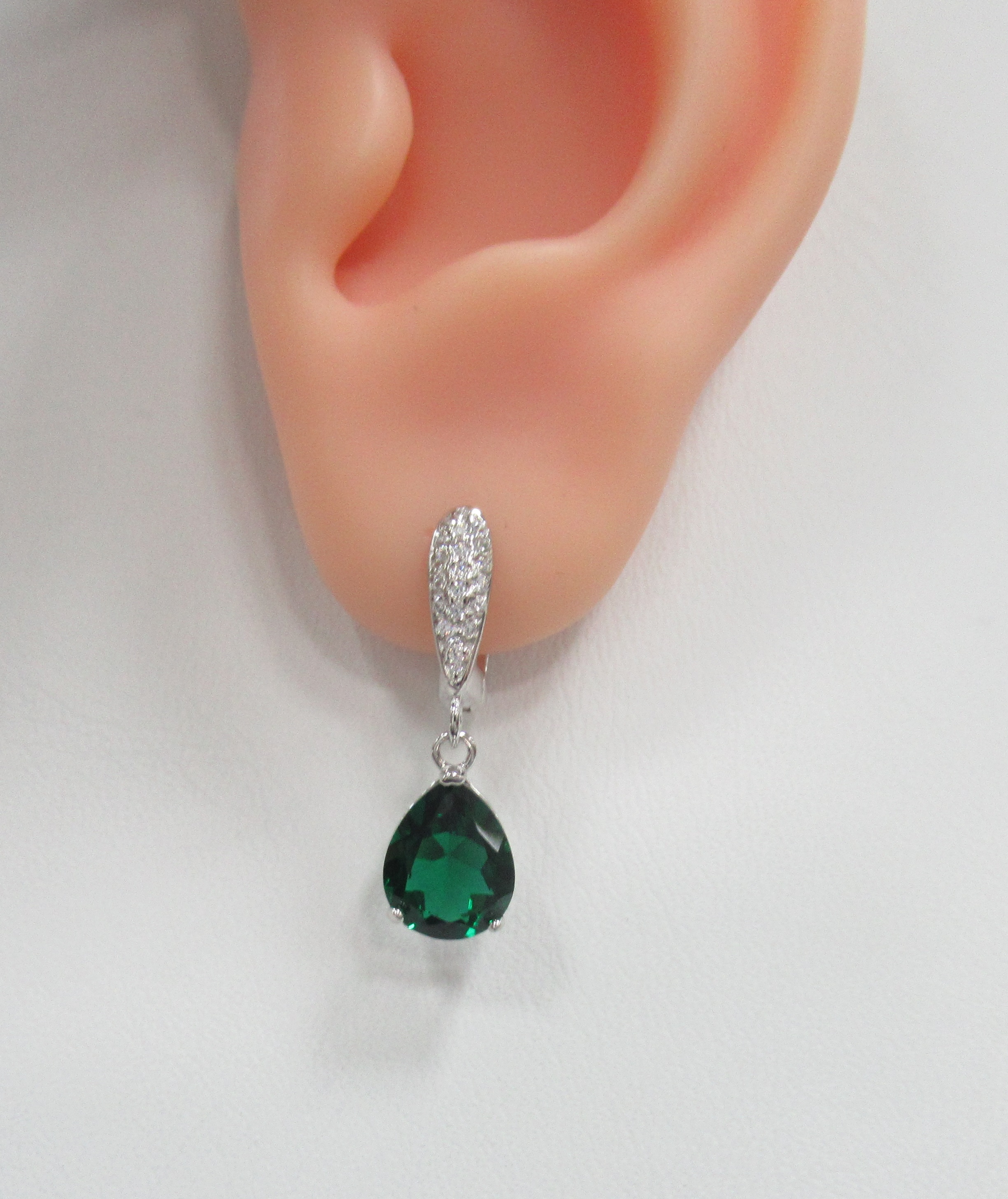 Серебряные серьги с выращенными изумрудами